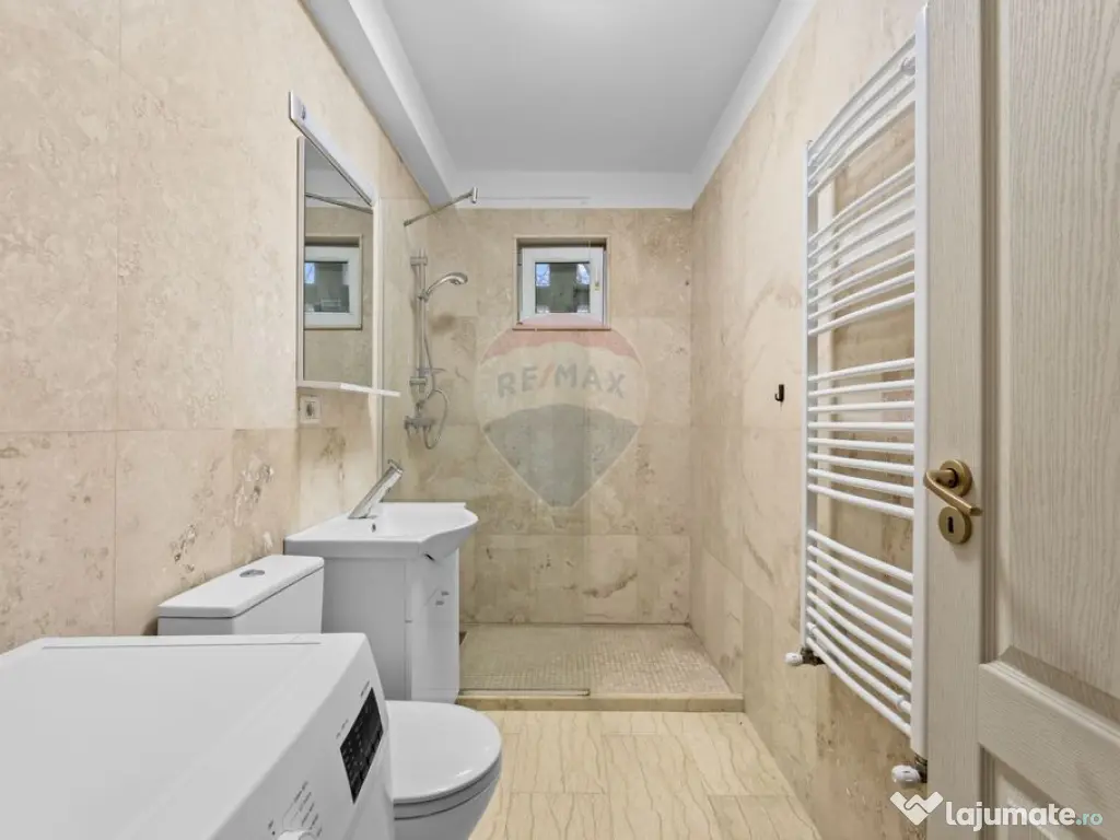 Apartament de închiriat cu 3 camere Ultracentral, parcar...