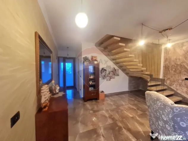 Casa moderna P+M cu 4 camere de vânzare
