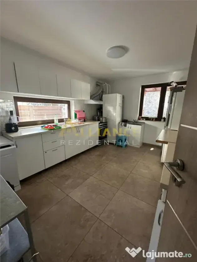 Casa individuala 213 mp, teren 300 m
