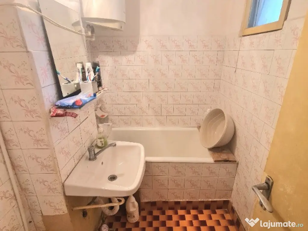 Apartament 3 camere Viziru 1 etaj 1 sup 52 mp