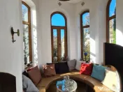 Vila cu piscina - teren generos și potențial multifuncțional 