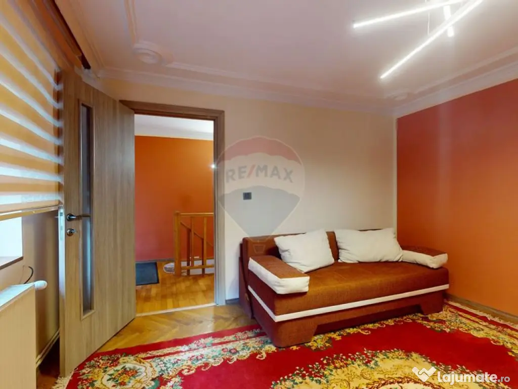 Casă / Vilă cu 9 camere de vânzare în zona Valea Cerb...