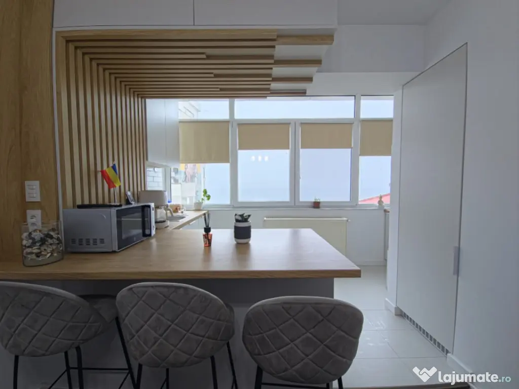 Centru Neversea apartament 3 camere decomandat vedere mare