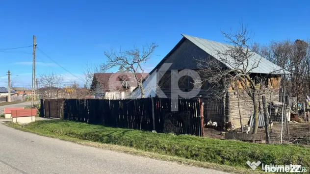 Refugiu la țară: casă cu 2 camere și teren de aproape 4.