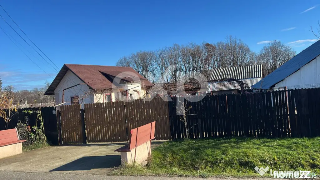 Refugiu la țară: casă cu 2 camere și teren de aproape 4.