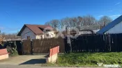 Refugiu la țară: casă cu 2 camere și teren de aproape 4. 