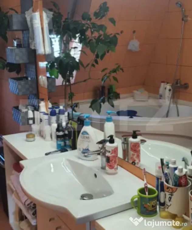 Apartament semidecomandat cu 3 camere, 89 mp utili, parcare,