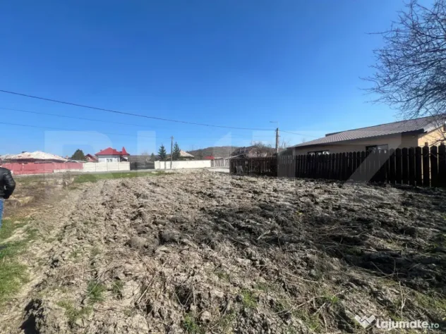 Teren intravilan 351 mp, stradal, zona Izvor