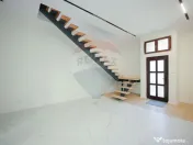 Apartament cu 4 camere de vânzare, ultracentral 