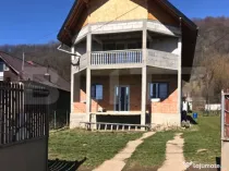 Casă (la rosu), Livadă și Pădure, Teren Generos și Plat