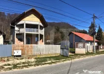 Casă (la rosu), Livadă și Pădure, Teren Generos și Plat