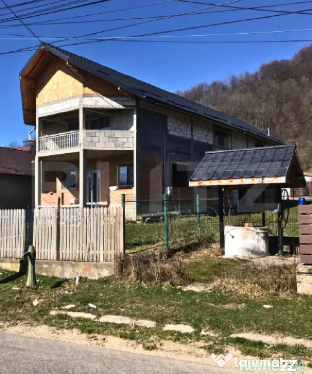 Casă (la rosu), Livadă și Pădure, Teren Generos și Plat