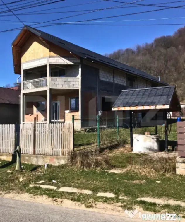 Casă (la rosu), Livadă și Pădure, Teren Generos și Plat