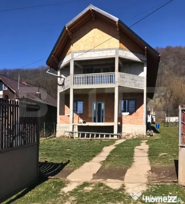Casă (la rosu), Livadă și Pădure, Teren Generos și Plat