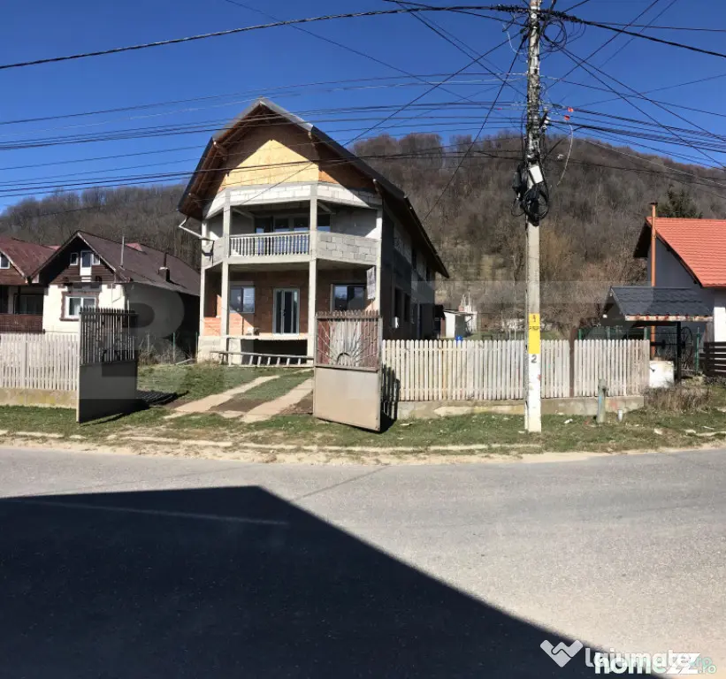Casă (la rosu), Livadă și Pădure, Teren Generos și Plat