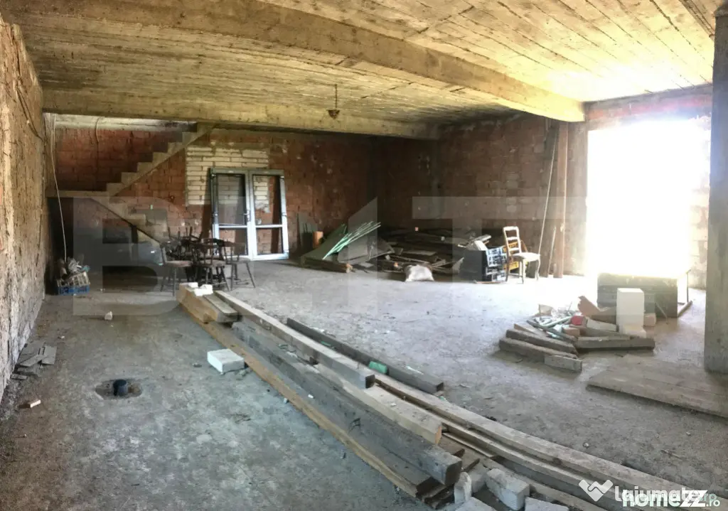Casă (la rosu), Livadă și Pădure, Teren Generos și Plat