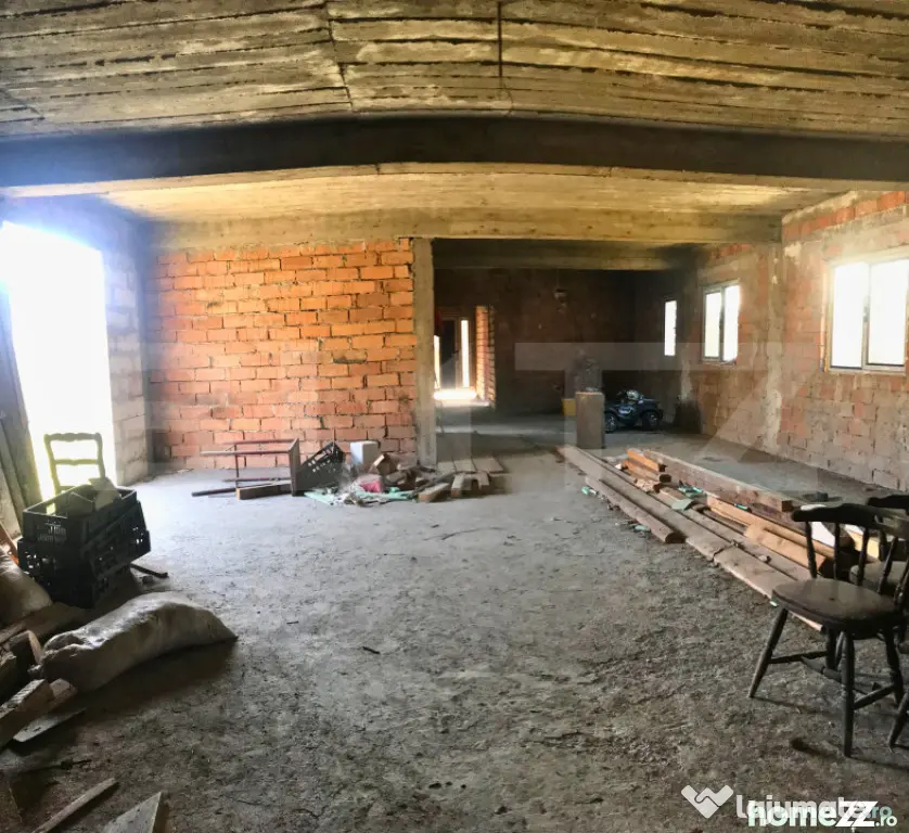 Casă (la rosu), Livadă și Pădure, Teren Generos și Plat