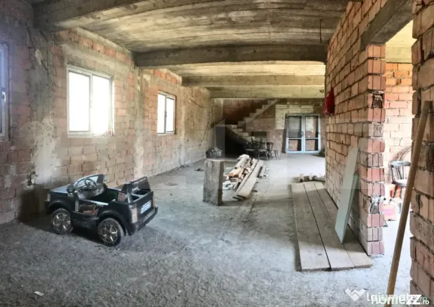 Casă (la rosu), Livadă și Pădure, Teren Generos și Plat