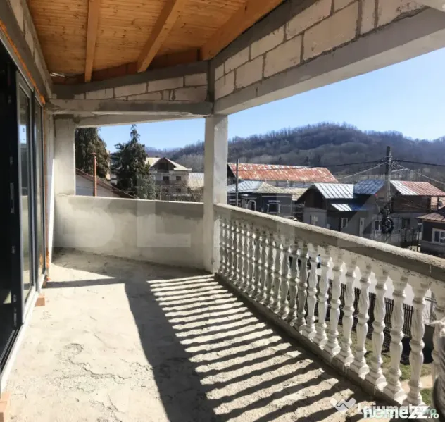 Casă (la rosu), Livadă și Pădure, Teren Generos și Plat