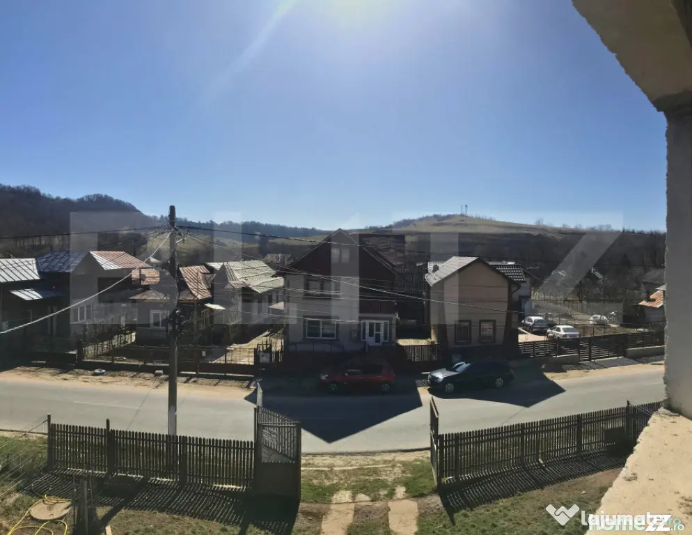 Casă (la rosu), Livadă și Pădure, Teren Generos și Plat