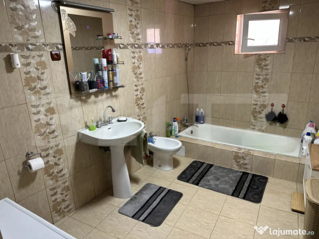 Casă spațioasă într-o zonă liniștită – curte amenaj