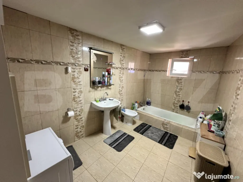 Casă spațioasă într-o zonă liniștită – curte amenaj