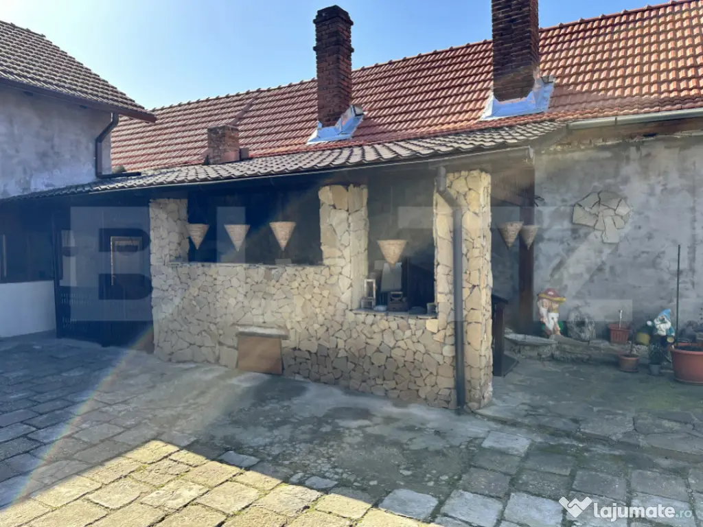 Casă spațioasă într-o zonă liniștită – curte amenaj