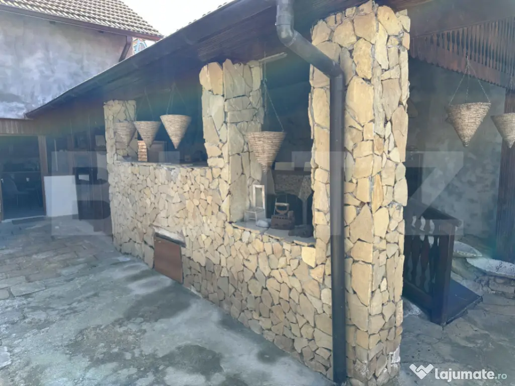 Casă spațioasă într-o zonă liniștită – curte amenaj