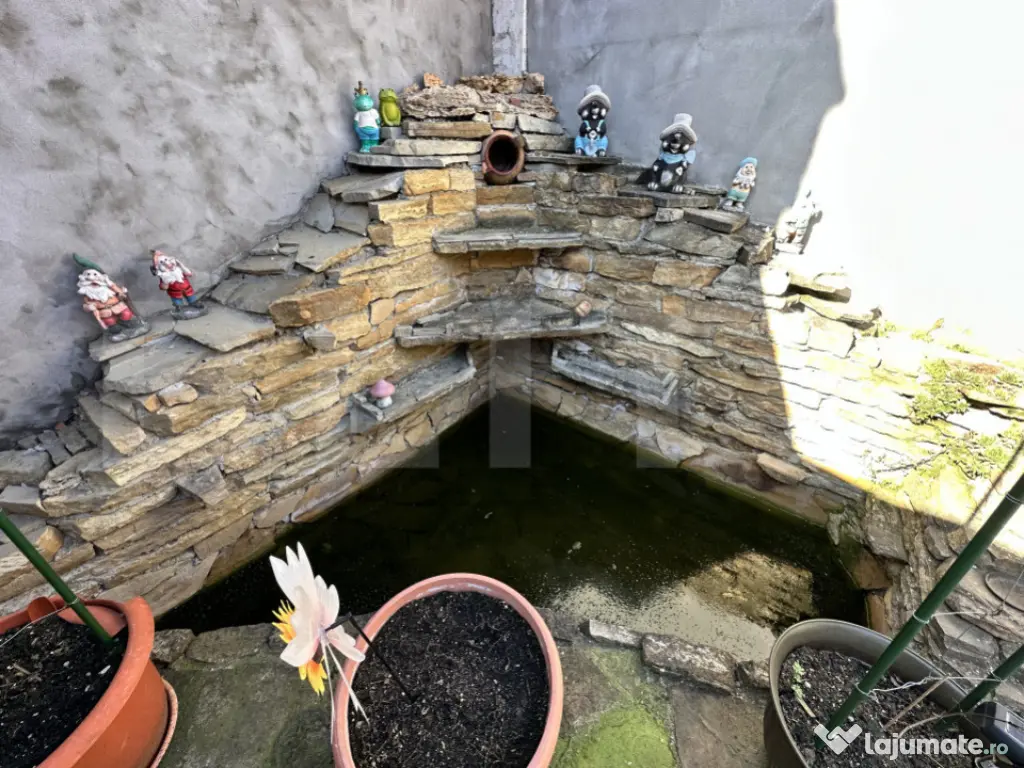 Casă spațioasă într-o zonă liniștită – curte amenaj