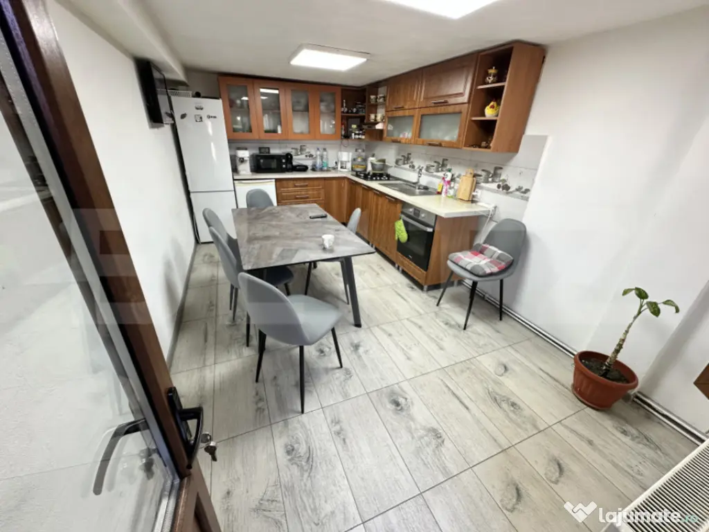 Casă spațioasă într-o zonă liniștită – curte amenaj