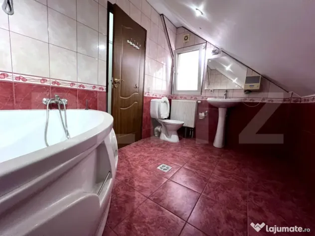 Casă de inchiriat 345mp utili, teren 1.342mp cu potential c