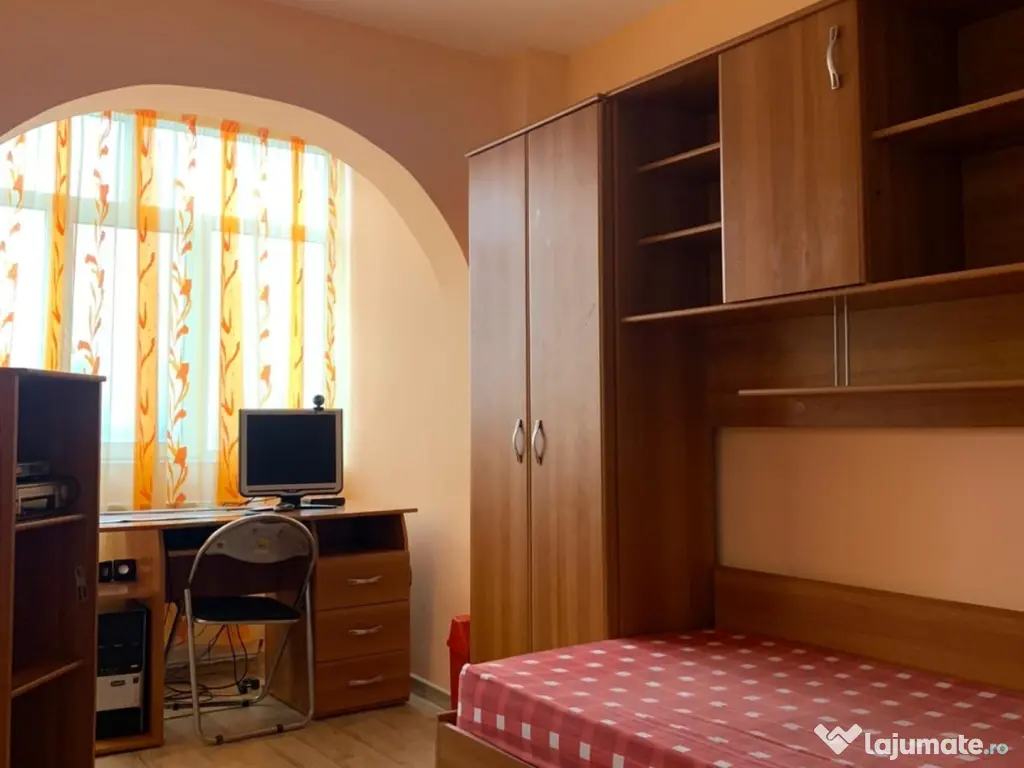 Vindem urgent Apartament 3 camere, centrală, termopan, mobilat, central