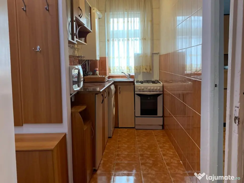 Vindem urgent Apartament 3 camere, centrală, termopan, mobilat, central
