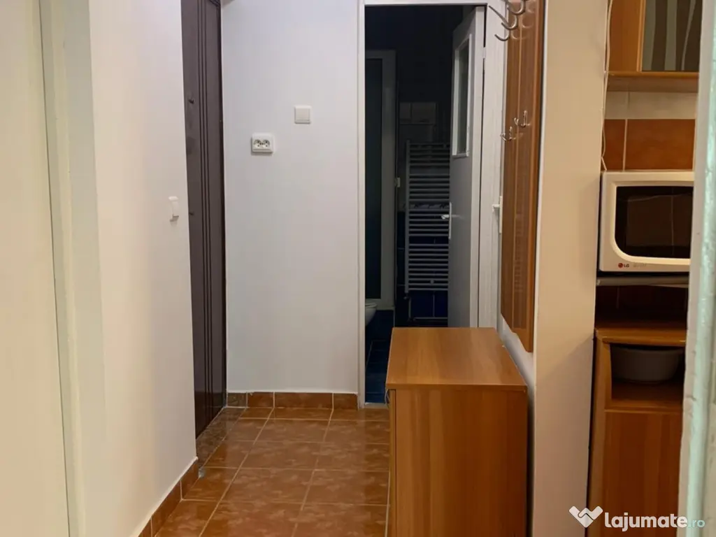 Vindem urgent Apartament 3 camere, centrală, termopan, mobilat, central
