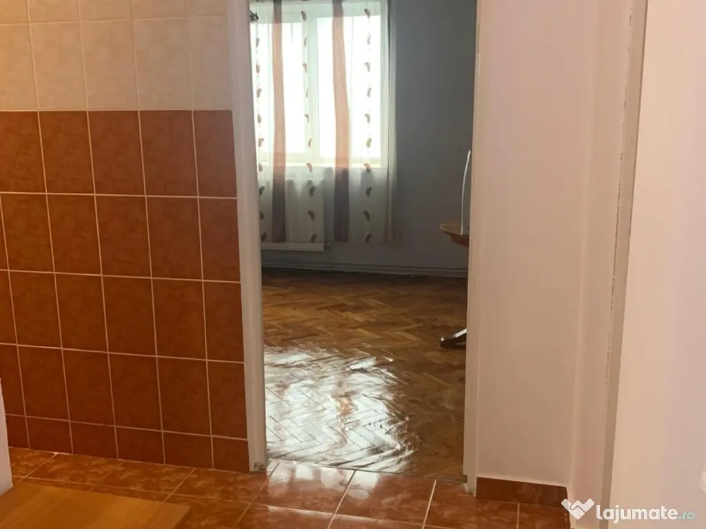 Vindem urgent Apartament 3 camere, centrală, termopan, mobilat, central