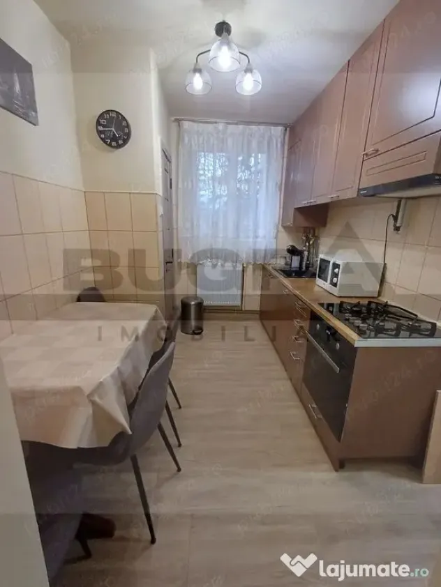 Apartament de 3 camere, decomandat, 65mp, parcare, zona I...