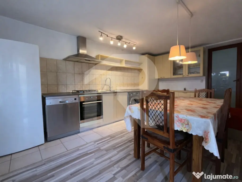 Casă spațioasă cu curte proprie 3 camere + birou Dobroe