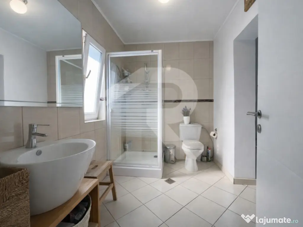 Casă spațioasă cu curte proprie 3 camere + birou Dobroe