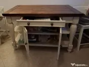 Insulă de bucătărie din lemn masiv – aspect rustic elegant 