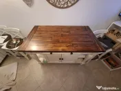 Insulă de bucătărie din lemn masiv – aspect rustic elegant 