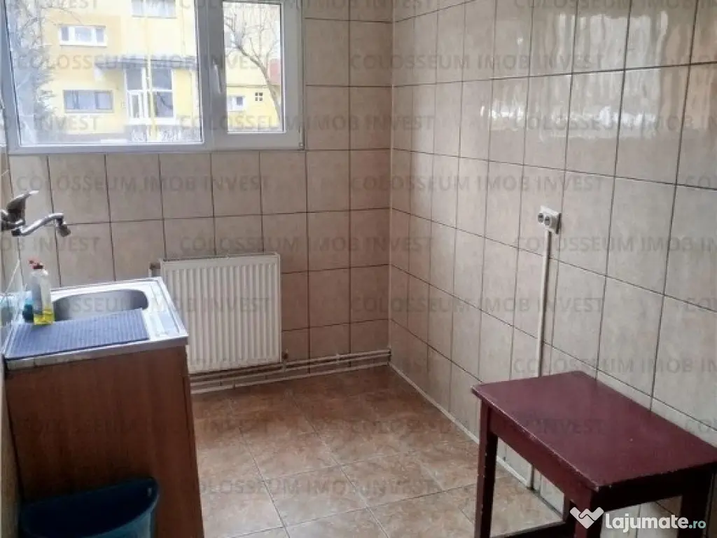 COLOSSEUM: Spatiu Comercial Intrare strada vitrina 6m stradal..