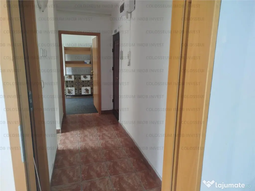 COLOSSEUM: Spatiu Comercial Intrare strada vitrina 6m stradal..