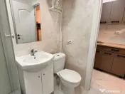 Camera de camin tip garsoniera,cu baie proprie,et2,renovata,cu chirias 