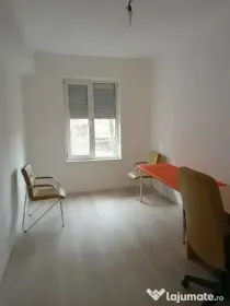 Apartament 3 camere, semidecomandat - zona Centrul Civic