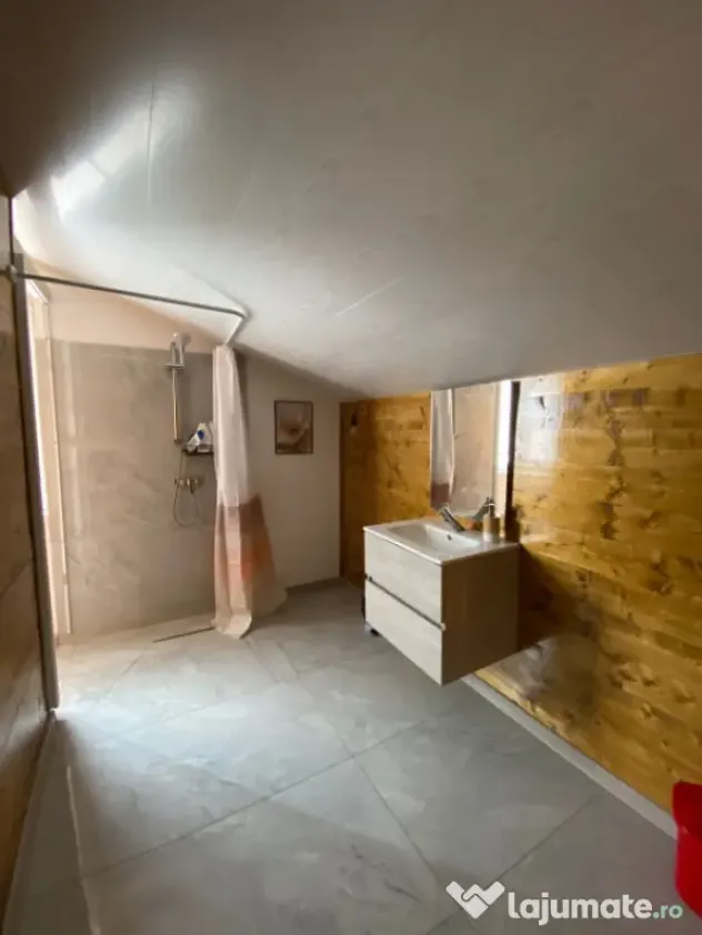 Apartament 4 camere decomandat 140mp, Mansarda, zona Consul,