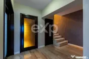 Casă/Vilă duplex cu 5 camere de vânzare, strada 9 Mai- zo