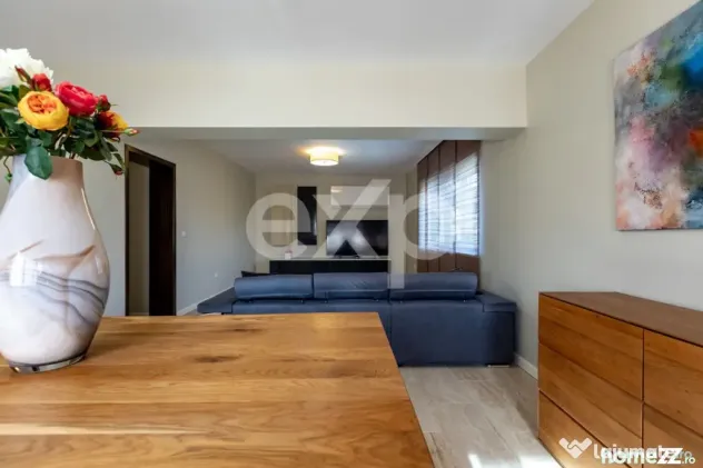 Casă/Vilă duplex cu 5 camere de vânzare, strada 9 Mai- zo
