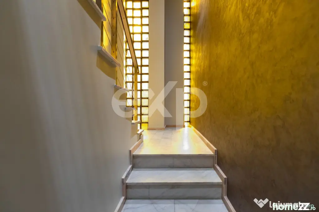 Casă/Vilă duplex cu 5 camere de vânzare, strada 9 Mai- zo