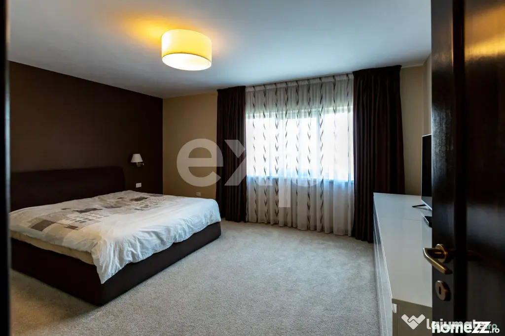 Casă/Vilă duplex cu 5 camere de vânzare, strada 9 Mai- zo