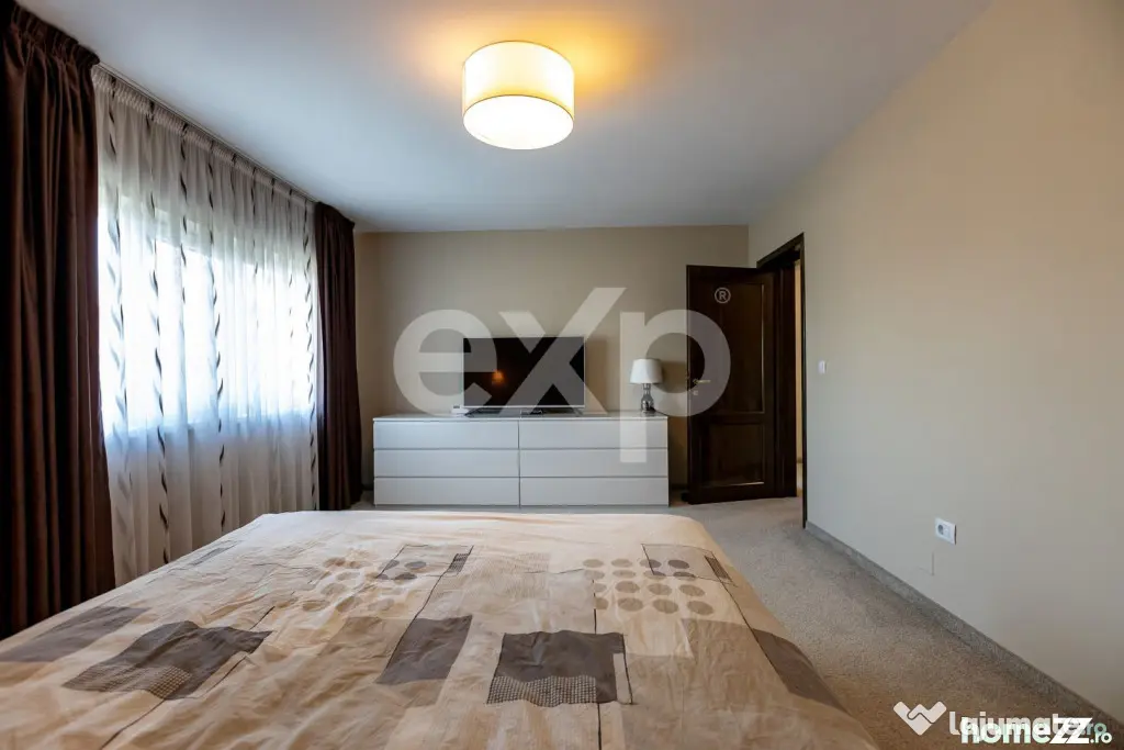 Casă/Vilă duplex cu 5 camere de vânzare, strada 9 Mai- zo